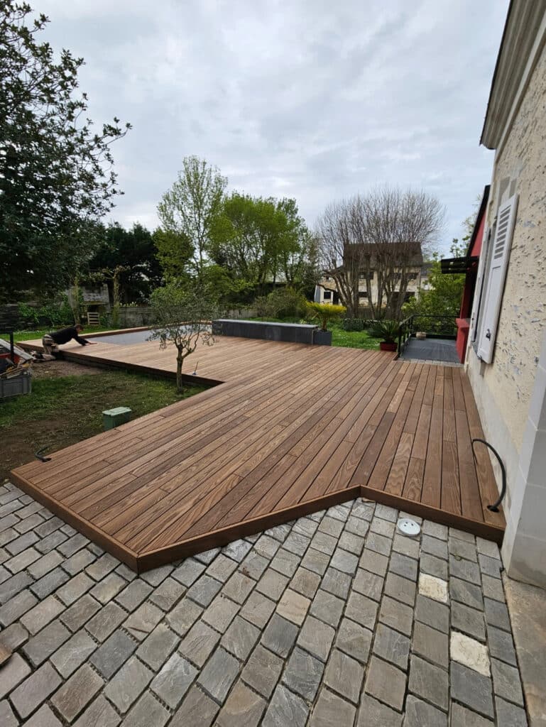 Terrasse mixte bois Thermofrêne et pierres naturelles