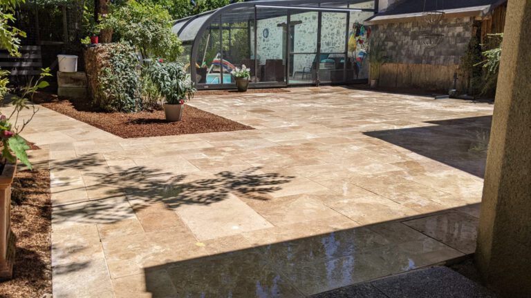 Une terrasse en pierre naturelle travertin à Angers