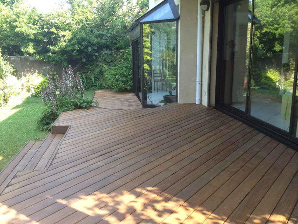 Terrasse suspendue en bois Kebony, système Grad