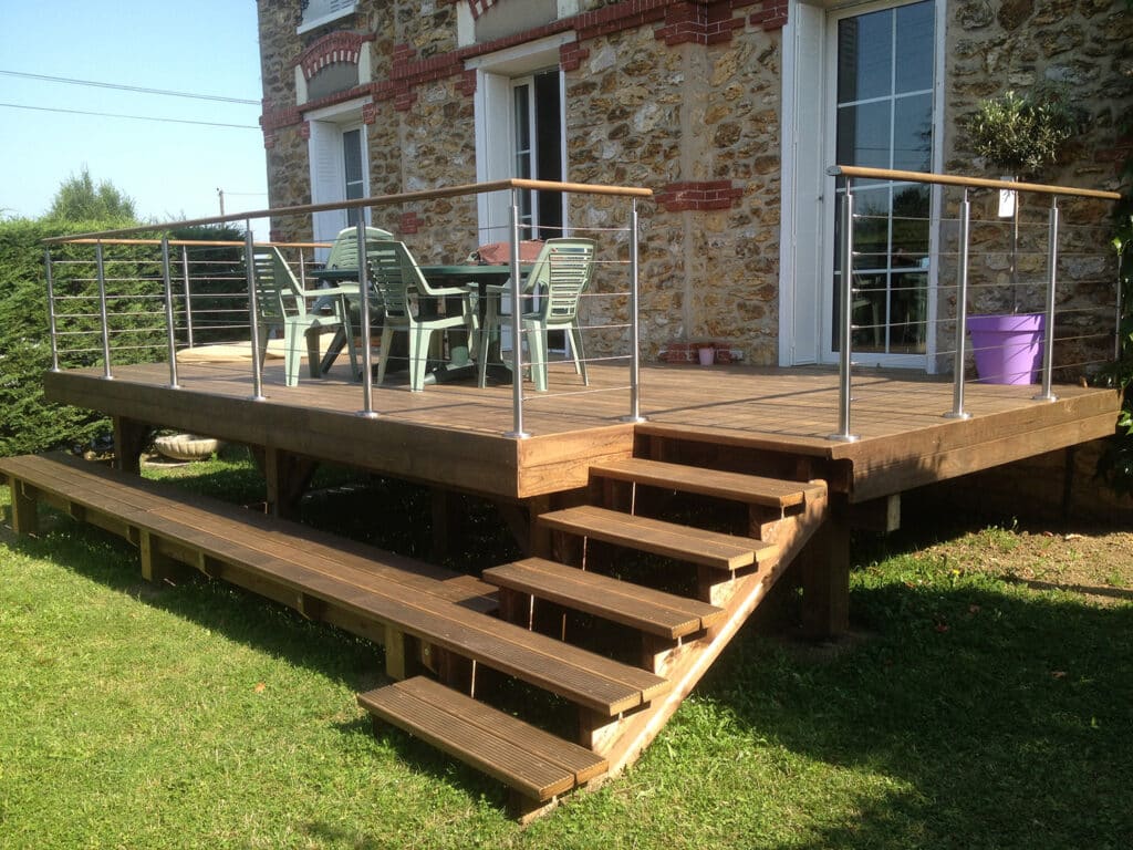 Terrasse en bois suspendue en Anjou