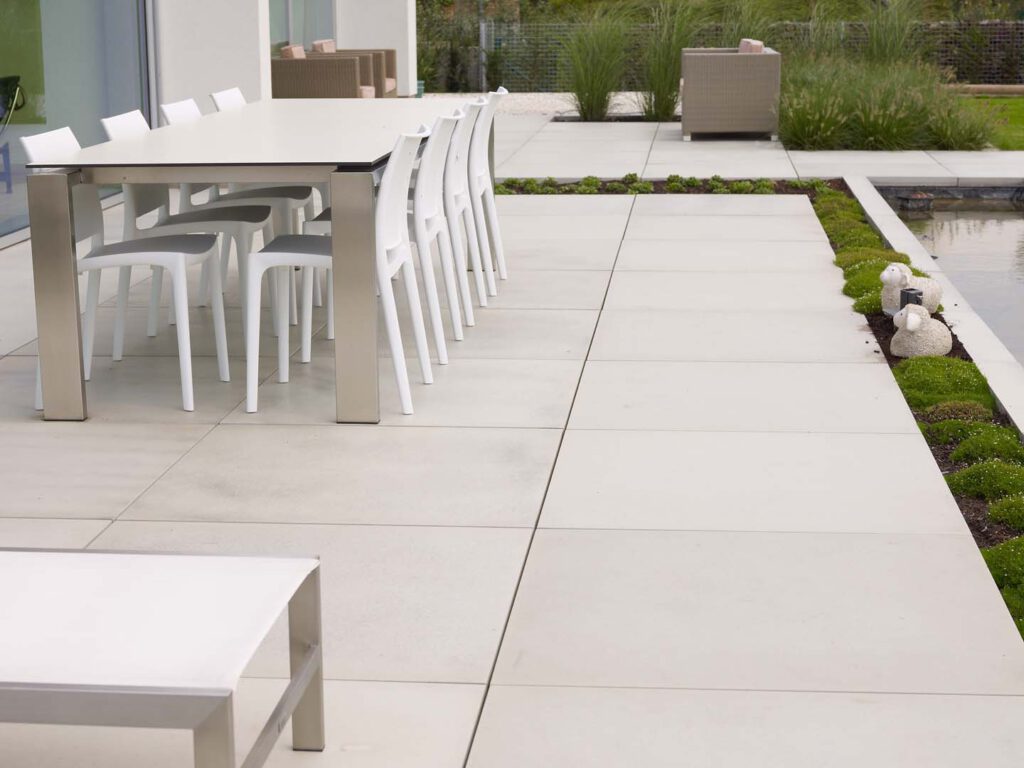 Terrasse moderne grés céram en Anjou